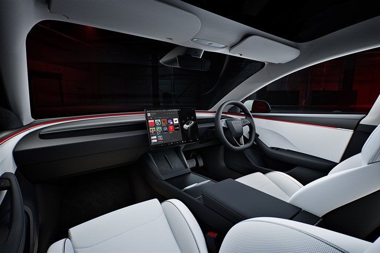 【V8モードだと!?】メルセデスAMG新型「CLA」は、3モーター500PS超で打倒テスラ「モデル3」を狙う