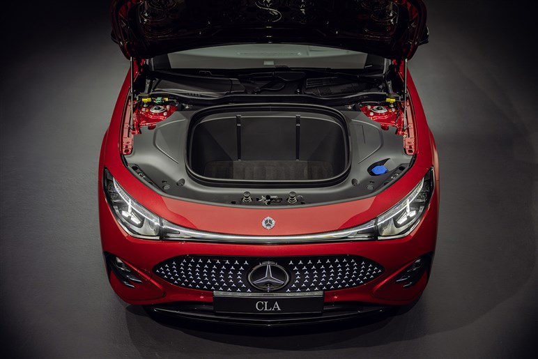 【V8モードだと!?】メルセデスAMG新型「CLA」は、3モーター500PS超で打倒テスラ「モデル3」を狙う
