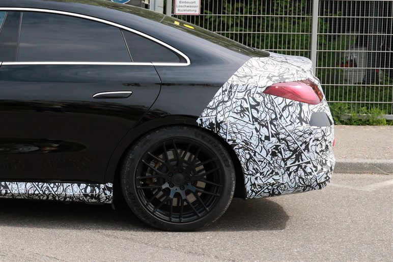 【V8モードだと!?】メルセデスAMG新型「CLA」は、3モーター500PS超で打倒テスラ「モデル3」を狙う