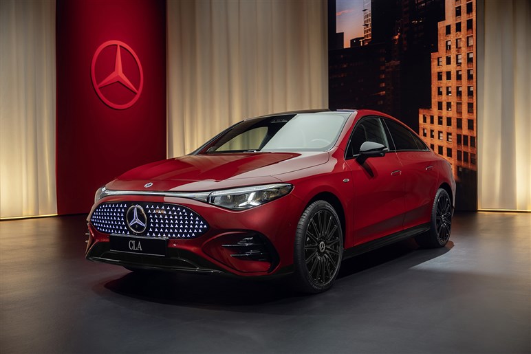 【V8モードだと!?】メルセデスAMG新型「CLA」は、3モーター500PS超で打倒テスラ「モデル3」を狙う