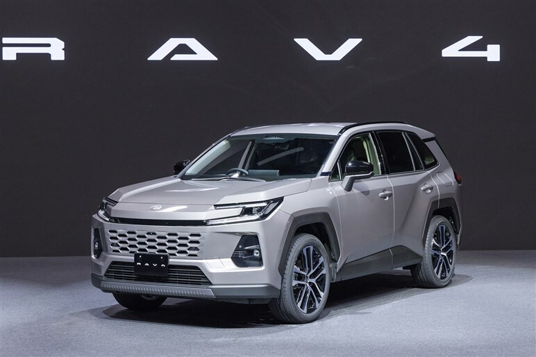 【八方美人】新型「RAV4」の“イイとこ取り”デザインの功罪。格上クラウンやランクル、ハリアー検討層も流れそう