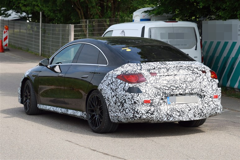 【V8モードだと!?】メルセデスAMG新型「CLA」は、3モーター500PS超で打倒テスラ「モデル3」を狙う
