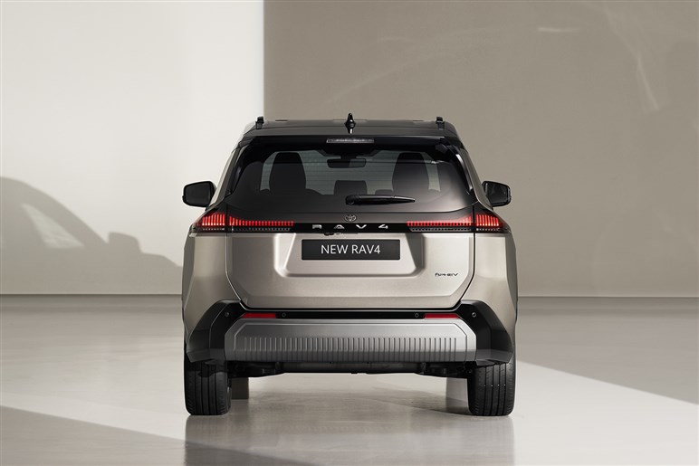 【八方美人】新型「RAV4」の“イイとこ取り”デザインの功罪。格上クラウンやランクル、ハリアー検討層も流れそう