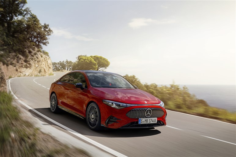 【V8モードだと!?】メルセデスAMG新型「CLA」は、3モーター500PS超で打倒テスラ「モデル3」を狙う