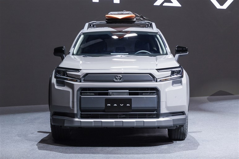 【八方美人】新型「RAV4」の“イイとこ取り”デザインの功罪。格上クラウンやランクル、ハリアー検討層も流れそう