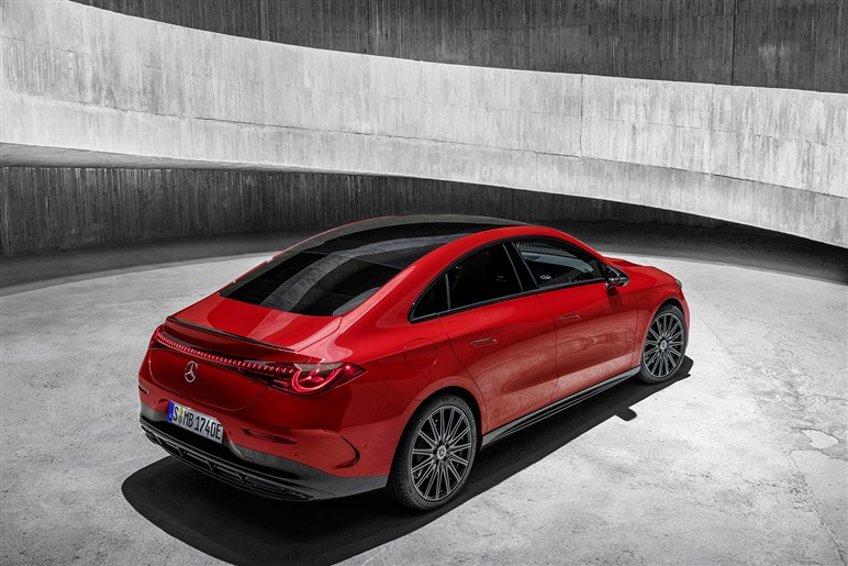 【V8モードだと!?】メルセデスAMG新型「CLA」は、3モーター500PS超で打倒テスラ「モデル3」を狙う