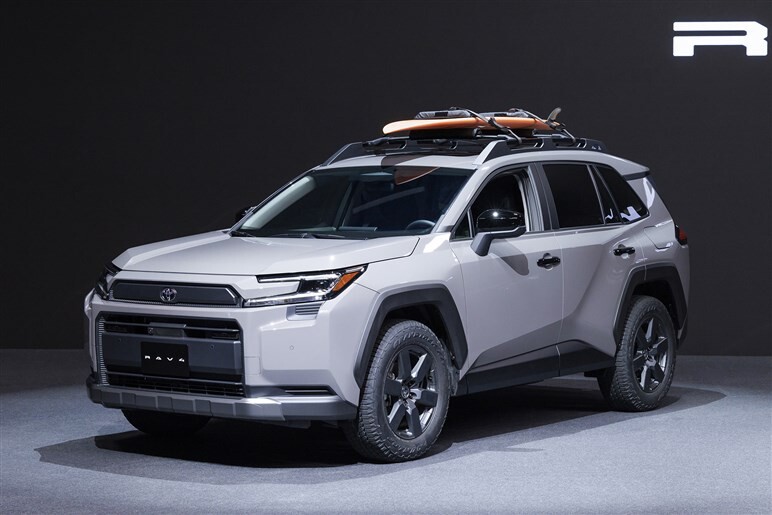 【八方美人】新型「RAV4」の“イイとこ取り”デザインの功罪。格上クラウンやランクル、ハリアー検討層も流れそう