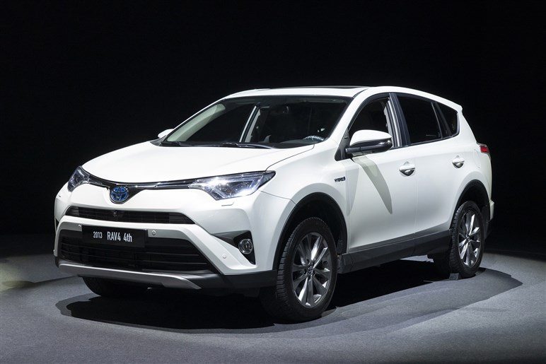 【八方美人】新型「RAV4」の“イイとこ取り”デザインの功罪。格上クラウンやランクル、ハリアー検討層も流れそう