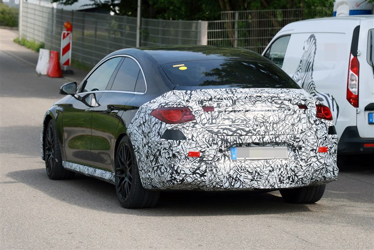 【V8モードだと!?】メルセデスAMG新型「CLA」は、3モーター500PS超で打倒テスラ「モデル3」を狙う