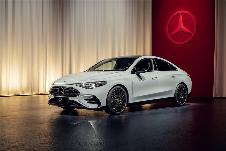 【V8モードだと!?】メルセデスAMG新型「CLA」は、3モーター500PS超で打倒テスラ「モデル3」を狙う
