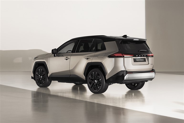 【八方美人】新型「RAV4」の“イイとこ取り”デザインの功罪。格上クラウンやランクル、ハリアー検討層も流れそう