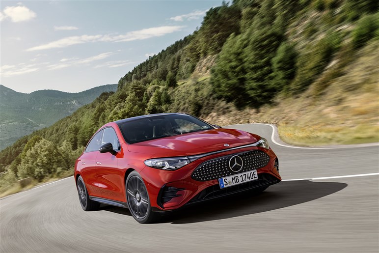 【V8モードだと!?】メルセデスAMG新型「CLA」は、3モーター500PS超で打倒テスラ「モデル3」を狙う