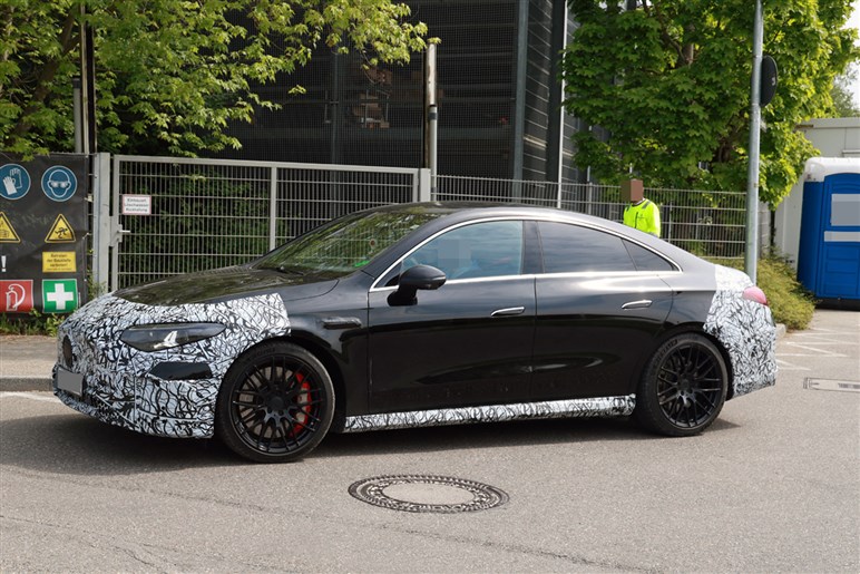 【V8モードだと!?】メルセデスAMG新型「CLA」は、3モーター500PS超で打倒テスラ「モデル3」を狙う