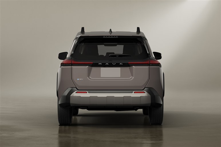 【八方美人】新型「RAV4」の“イイとこ取り”デザインの功罪。格上クラウンやランクル、ハリアー検討層も流れそう