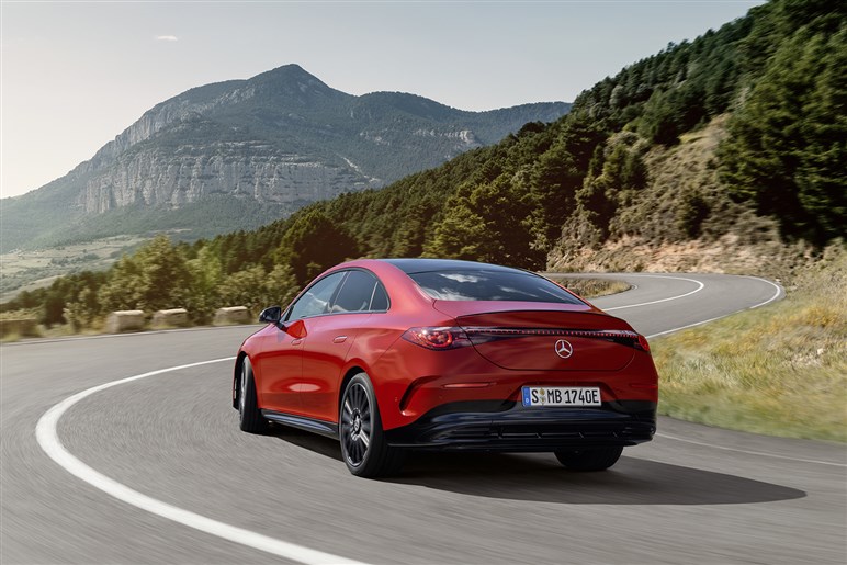 【V8モードだと!?】メルセデスAMG新型「CLA」は、3モーター500PS超で打倒テスラ「モデル3」を狙う