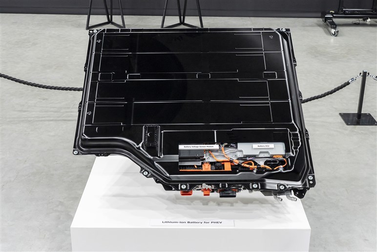 【八方美人】新型「RAV4」の“イイとこ取り”デザインの功罪。格上クラウンやランクル、ハリアー検討層も流れそう