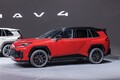【八方美人】新型「RAV4」の“イイとこ取り”デザインの功罪。格上クラウンやランクル、ハリアー検討層も流れそう
