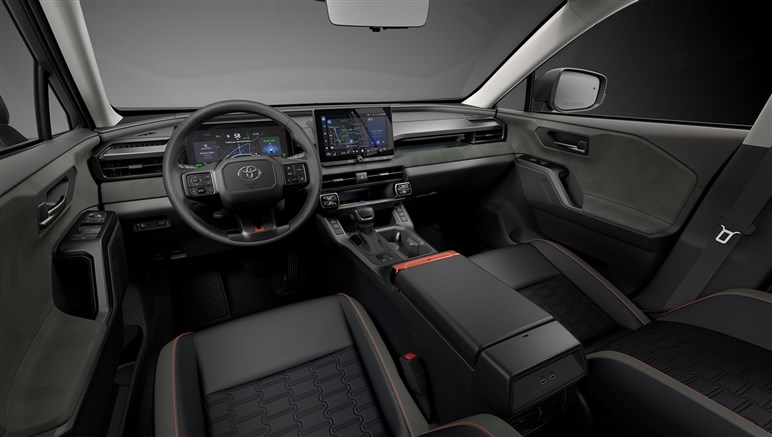 【八方美人】新型「RAV4」の“イイとこ取り”デザインの功罪。格上クラウンやランクル、ハリアー検討層も流れそう