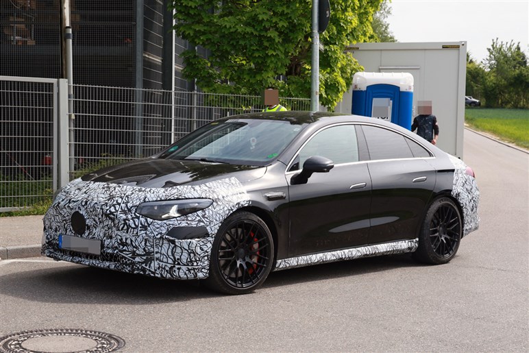 【V8モードだと!?】メルセデスAMG新型「CLA」は、3モーター500PS超で打倒テスラ「モデル3」を狙う