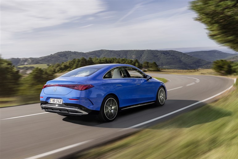 【V8モードだと!?】メルセデスAMG新型「CLA」は、3モーター500PS超で打倒テスラ「モデル3」を狙う