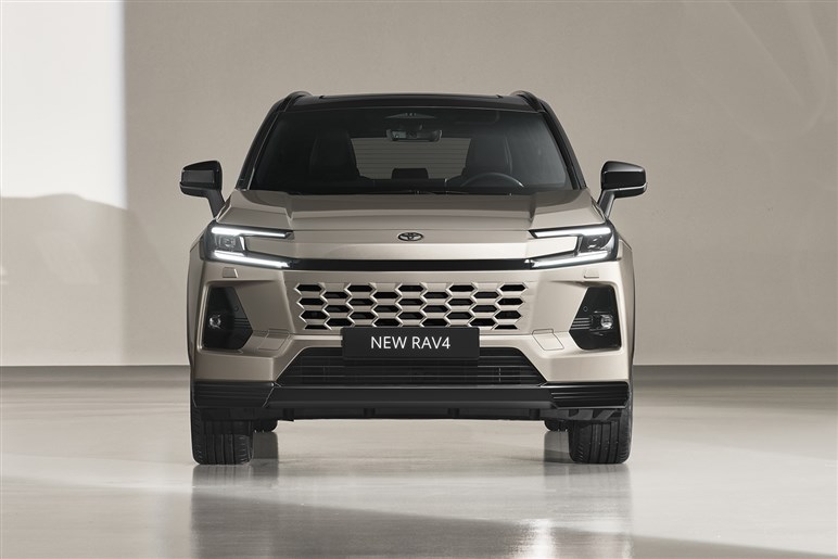 【八方美人】新型「RAV4」の“イイとこ取り”デザインの功罪。格上クラウンやランクル、ハリアー検討層も流れそう