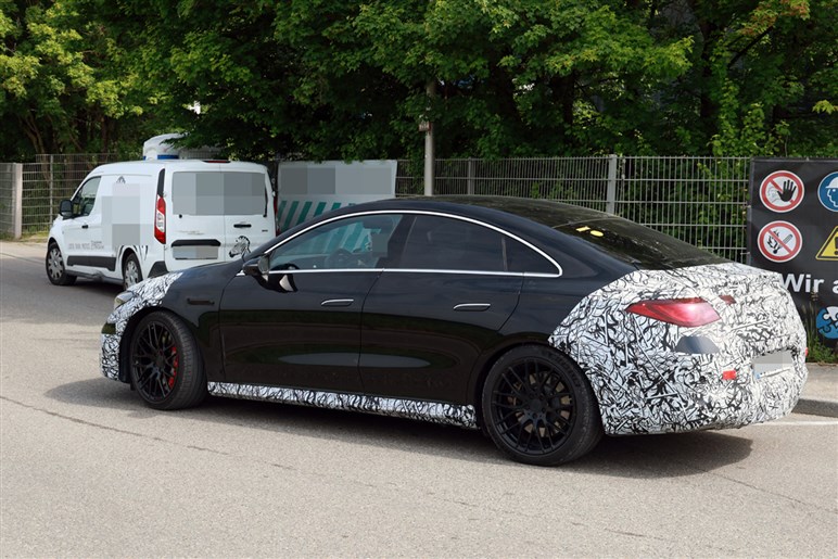 【V8モードだと!?】メルセデスAMG新型「CLA」は、3モーター500PS超で打倒テスラ「モデル3」を狙う