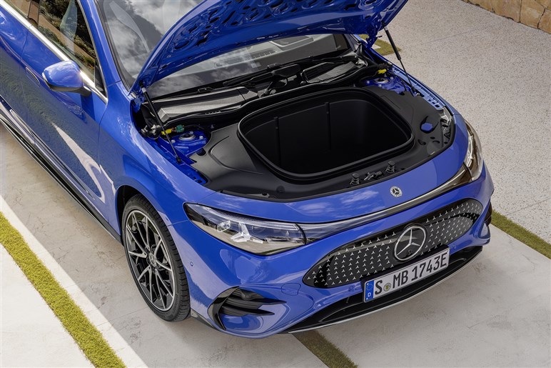 【V8モードだと!?】メルセデスAMG新型「CLA」は、3モーター500PS超で打倒テスラ「モデル3」を狙う