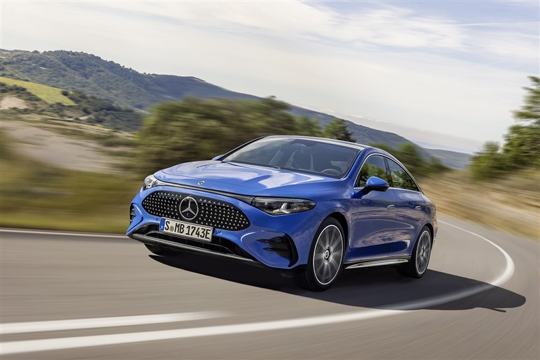 【V8モードだと!?】メルセデスAMG新型「CLA」は、3モーター500PS超で打倒テスラ「モデル3」を狙う
