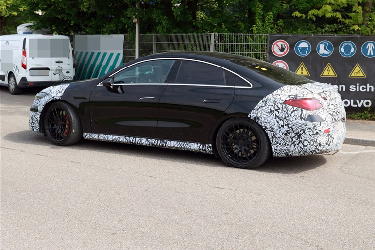 【V8モードだと!?】メルセデスAMG新型「CLA」は、3モーター500PS超で打倒テスラ「モデル3」を狙う