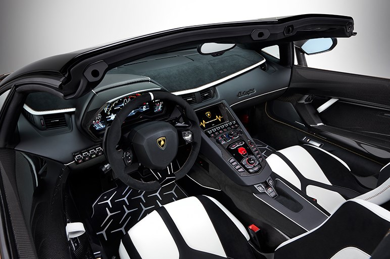 ランボルギーニ、アヴェンタドール SVJにオープントップ版。800台限定で価格はおよそ5700万円