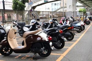 バイク駐車場「40台に1台」の絶望 都市部ライダーが“駐車難民”になる根本原因は法律の「ねじれ」×縦割り行政!?