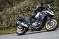 バイクを寝かせることが怖くない！ 穏やかさを逆手にとって『Vストローム650XT』でワインディングも全力投球!?【SUZUKI V-Strom650XT ツーリングインプレ／レビュー コーナリング編】