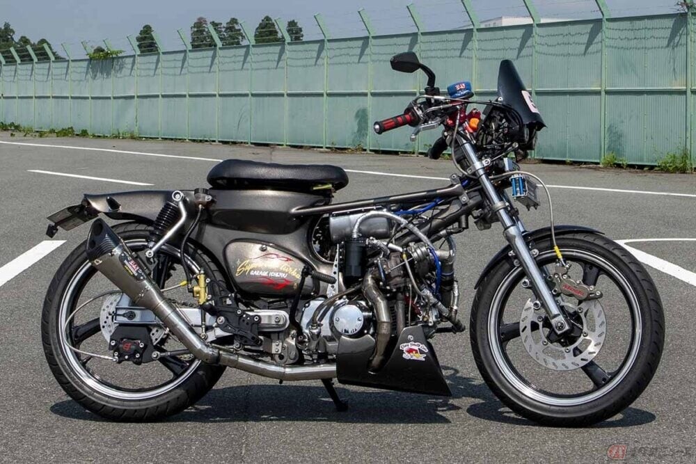 半世紀以上前に登場したホンダ「行灯カブ」をスーパーチャージャー＋ターボで魔改造!? 足回り強化やフレーム補強も加えられた化け物「レベチ・カブ」に迫る!!