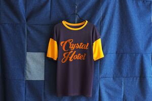 古き良き英国ファッションを、ディープなモードで解釈するメゾン マルジェラ──2025年夏のTシャツ&カットソーコレクション