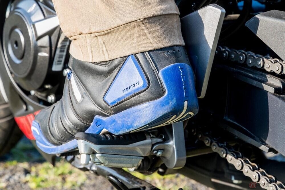 バイクをガッチリとホールドするにはニー（膝）グリップだけじゃ物足りない!? 意外と重要な「ヒールグリップ」とは？