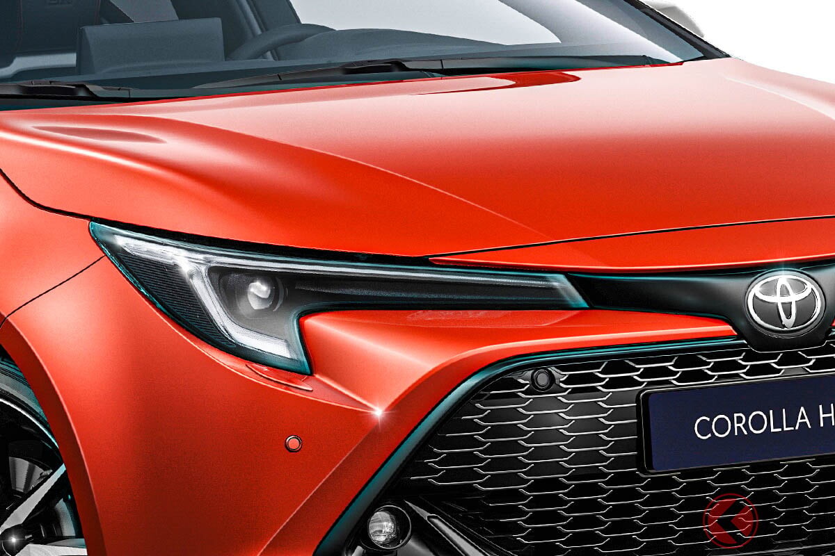 【イギリス】約615万円!? トヨタ新「カローラ」に反響多数！ 全長4.3m級ボディ＆新デザイン＆上品レッド採用の「ハッチバック」！ 「カッコイイ」「高い」と「新モデル」が話題に
