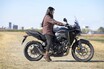 とにかく乗りやすいから乗って見て！ ホンダ「NX400」はどんな道でも走れそうな安定感とモダンなデザインで乗り手を選ばない最強クロスオーバー