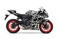 ヤマハ × エリック・ヘイズのコラボTシャツ「HAZE YZF-R7 TEE 2025」の販売がスタート！（動画あり）