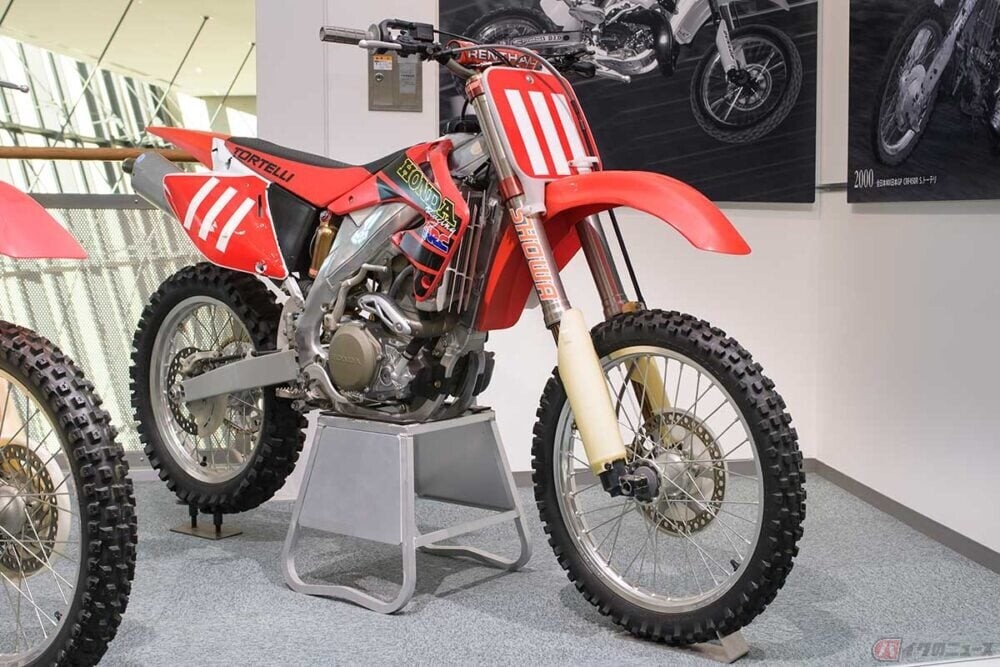 謎だらけ!?　元祖ユニカムエンジンを搭載するホンダ初の4ストロークモトクロスマシン「CRF450R」（プロトタイプ）爆誕!!