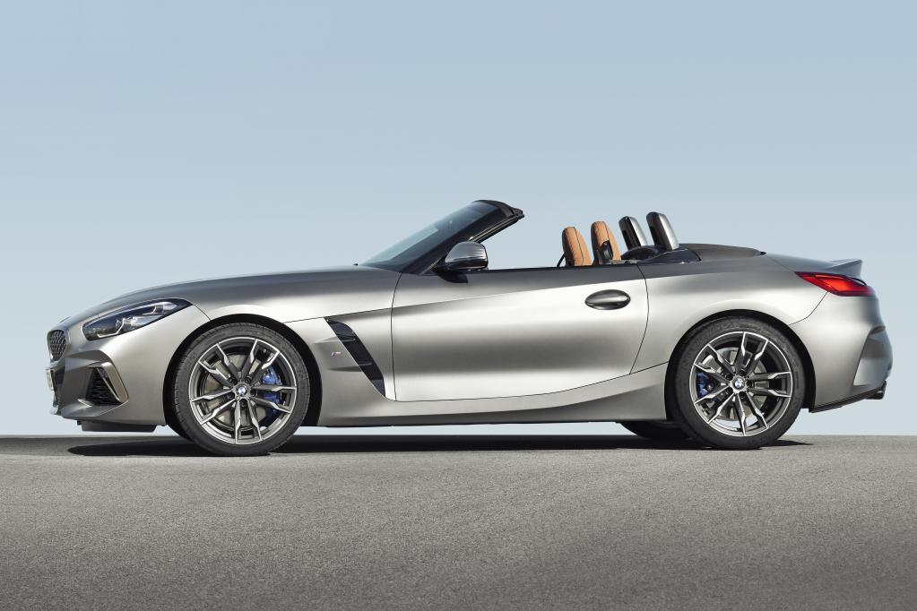 来春に導入される待望の三代目BMW Z4を新旧サイズ比較してみよう