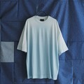 エンポリオ アルマーニは、再生繊維&アースカラーを駆使した優しい顔ぶれ──2025年夏のTシャツ&カットソーコレクション
