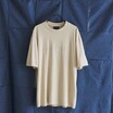 エンポリオ アルマーニは、再生繊維&アースカラーを駆使した優しい顔ぶれ──2025年夏のTシャツ&カットソーコレクション