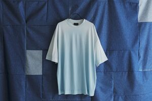 エンポリオ アルマーニは、再生繊維&アースカラーを駆使した優しい顔ぶれ──2025年夏のTシャツ&カットソーコレクション