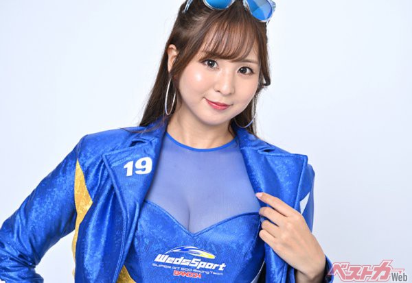 日本レースクイーン大賞21 大賞 も受賞 Wedssport Racing Gals 安田七奈 ベストカーweb 自動車情報サイト 新車 中古車 Carview