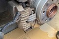 洗車後の見た目がグレードアップする、ブレーキキャリパーの簡易塗装【潔癖クルマ生活♯4】