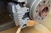 洗車後の見た目がグレードアップする、ブレーキキャリパーの簡易塗装【潔癖クルマ生活♯4】