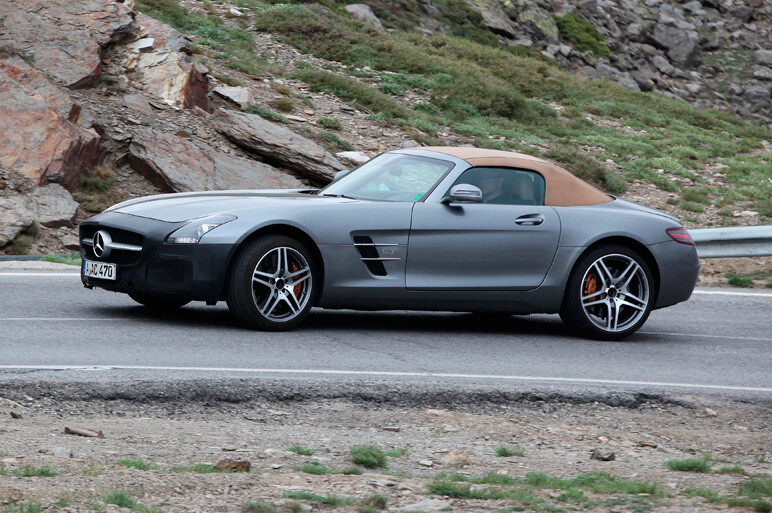 メルセデス SLS AMG、フェイスリフト版を捕獲