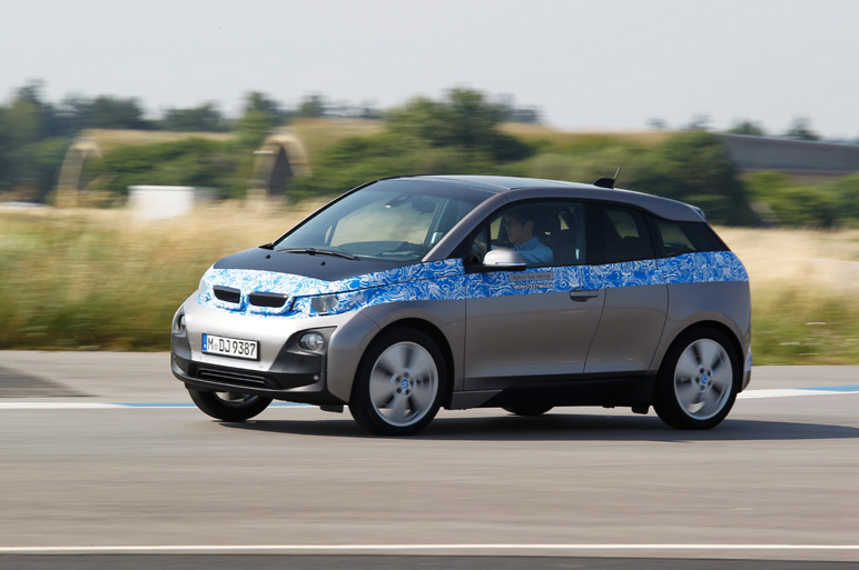 発表間近。BMW i3 のステアリングを握った！