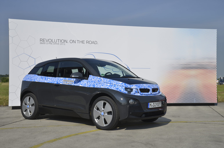 発表間近。BMW i3 のステアリングを握った！