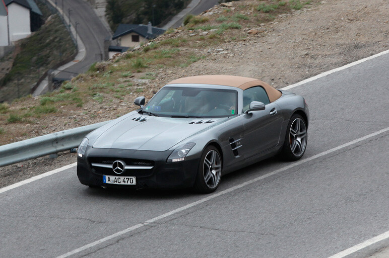 メルセデス SLS AMG、フェイスリフト版を捕獲